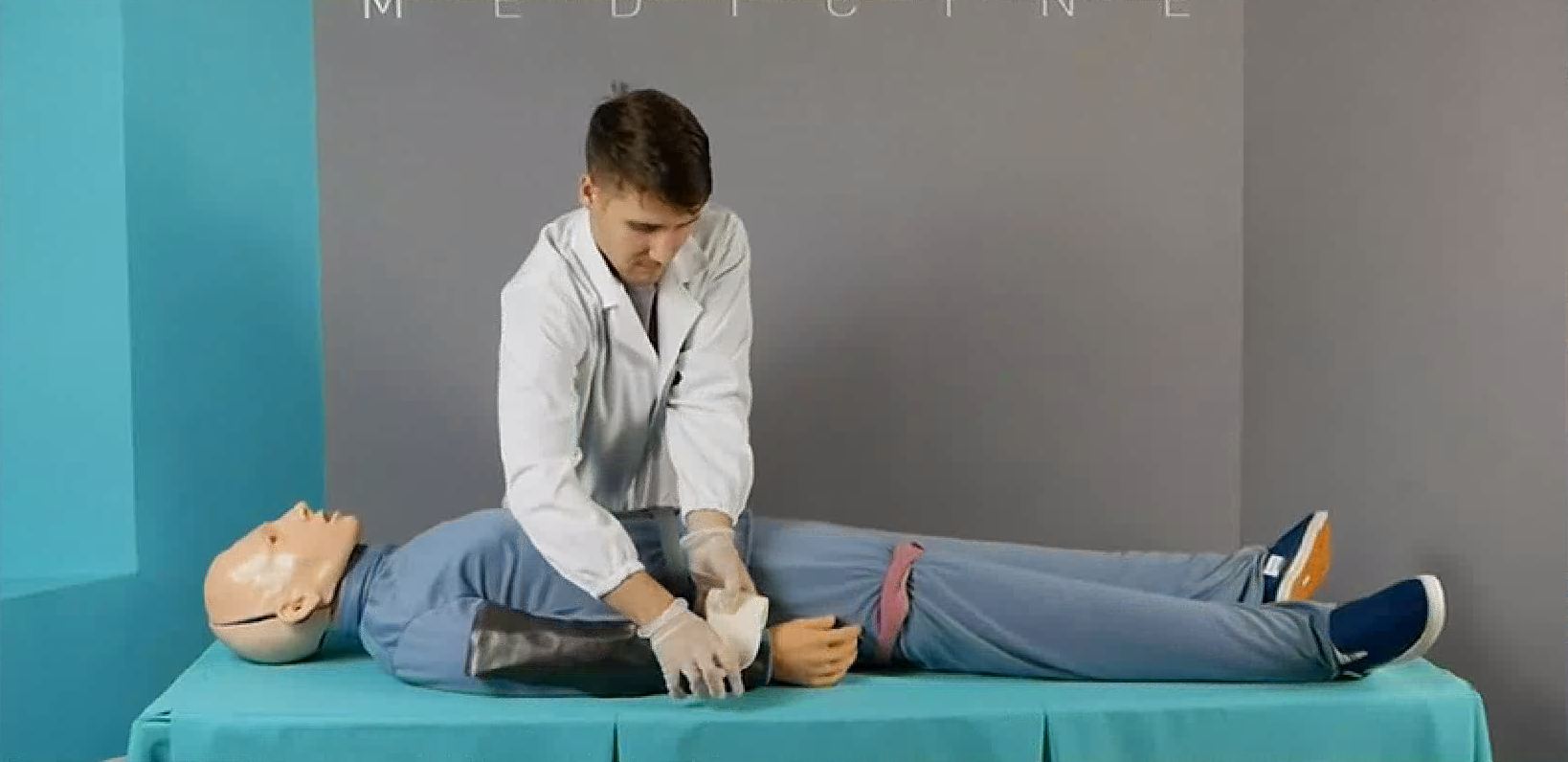 Тренажер-манекен пострадавшего для отработки приемов сердечно-легочной реанимации со светозвуковой индикацией и контроллером «Александр-6» — купить в МЕДСЕТ