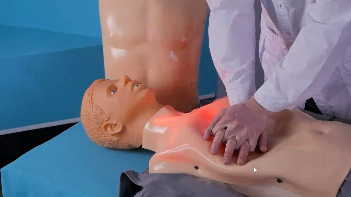 Тренажер-манекен пострадавшего для отработки приемов сердечно-легочной реанимации со светозвуковой индикацией «Александр-4» — купить в МЕДСЕТ