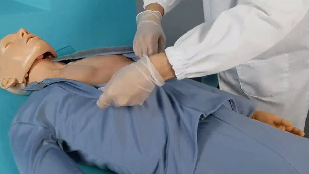 Тренажер-манекен пострадавшего для отработки приемов сердечно-легочной реанимации со светозвуковой индикацией и контроллером «Александр-6» — купить в МЕДСЕТ