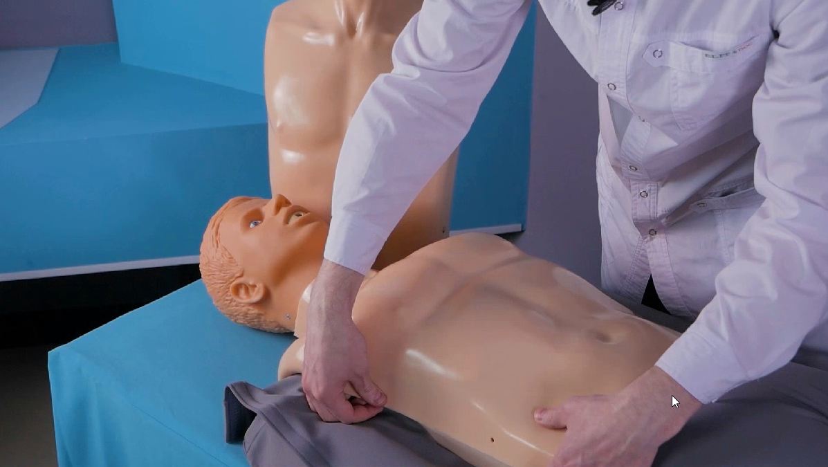 Тренажер-манекен пострадавшего для отработки приемов сердечно-легочной реанимации со светозвуковой индикацией «Александр-4» — купить в МЕДСЕТ