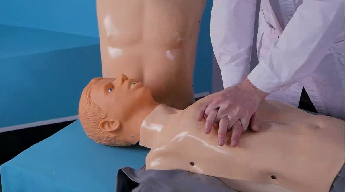 Тренажер-манекен пострадавшего для отработки приемов сердечно-легочной реанимации со светозвуковой индикацией «Александр-4» — купить в МЕДСЕТ