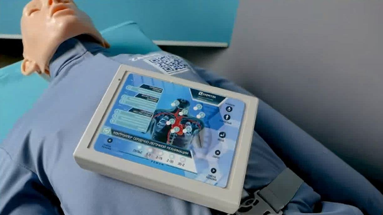 Тренажер-манекен пострадавшего для отработки приемов сердечно-легочной реанимации со светозвуковой индикацией и контроллером «Александр-6» — купить в МЕДСЕТ