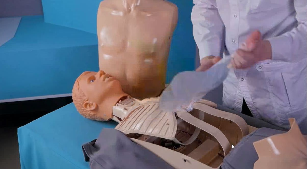 Тренажер-манекен пострадавшего для отработки приемов сердечно-легочной реанимации со светозвуковой индикацией «Александр-4» — купить в МЕДСЕТ