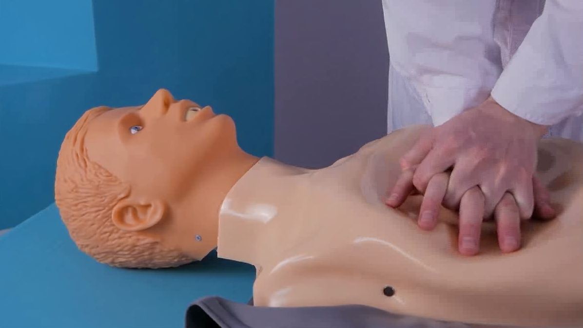 Тренажер-манекен пострадавшего для отработки приемов сердечно-легочной реанимации со светозвуковой индикацией «Александр-4» — купить в МЕДСЕТ