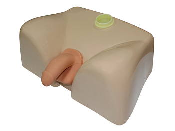 Тренажер мужчины для катетеризации мочевого пузыря с установленным и зафиксированным лейкопластырем постоянным мочевым катетером — фото